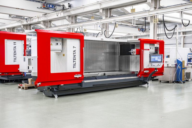 Arbeitsraum des 5-Achs-CNC-Bearbeitungszentrums TILTENTA 7-3600 NEO mit geschwenkter Schwenkspindel während der Bearbeitung im Maschinenraum