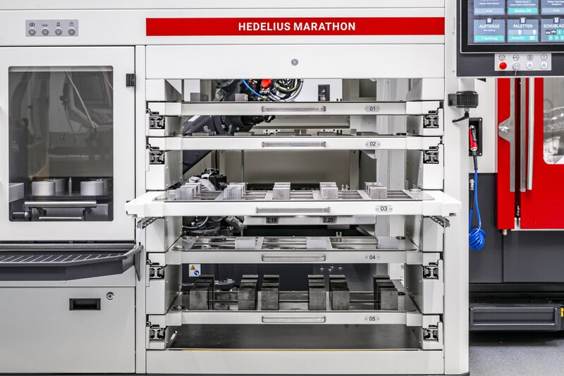 Hybridautomation HEDELIUS MARATHON RZ430 Multi-Palettenspeicheranlage mit dem 5-Achs-Bearbeitungszentrum HEDELIUS ACURA 65 MARATHON  und einer HEDELIUS ACURA 50 MARATHON - Werkstückschubladen