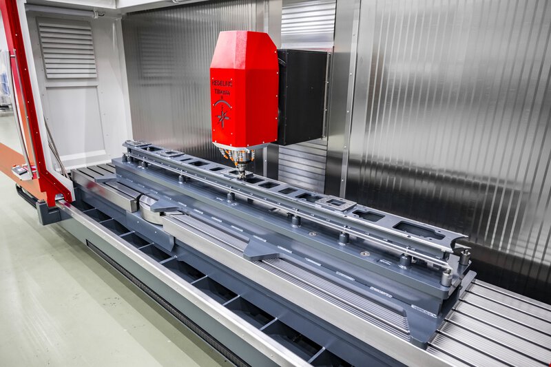 Werkruimte van het 5-assig CNC bewerkingscentrum TILTENTA 7-3600 NEO met zwenkspindel en opgespannen werkstuk