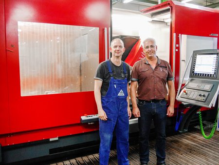 Das HEDELIUS 4-/5-Achs-Bearbeitungszentrum TILTENTA-7-3200 ist in der Produktionshalle des Kunden zu sehen. Die stufenlos schwenkbare Hauptspindel befindet sich im geschwenkten Zustand, was die 5-Achs-Bearbeitung ermöglicht. Dank dieser Technologie kann eine Vielzahl verschiedenster Werkstücke hergestellt werden.