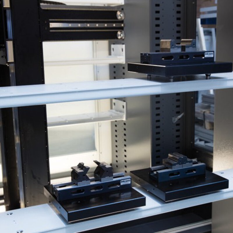 Palettenautomation indunorm Indumatik Light 120 - Spannvorrichtungen auf Paletten in Regalen