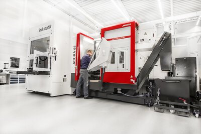 Palettenautomation indunorm Indumatik Light 120 - 5-Achs-Bearbeitungszentrum HEDELIUS ACURA 65 EL - Bediener am Maschineninnenraum