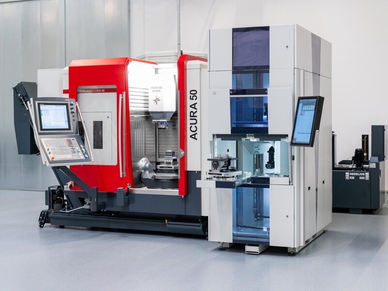 Automatisering van het CNC-bewerkingscentrum ACURA 50 EL met standbymagazijn aan de achterkant en EROWA palletautomatisering aan de linkerkant aangesloten.
