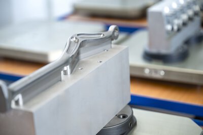 Die ACURA 65 meistert auch herausfordernde Fertigungsaufgaben mit konstant hoher Qualität – so wie dieses Werkstück für den Motorsport-Bereich.