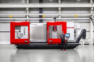 Centro di lavorazione CNC FORTE 9-3600 con operatore al controllo CNC per una lavorazione precisa ed efficiente della macchina