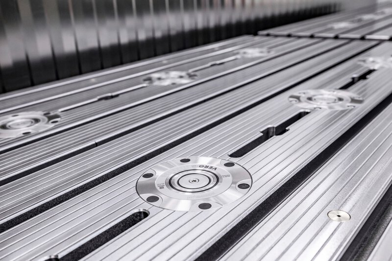 Tecnica di serraggio punto zero nel centro CNC con sistemi come GARANT ZeroClamp o SCHUNK NSE per ridurre i tempi accessori