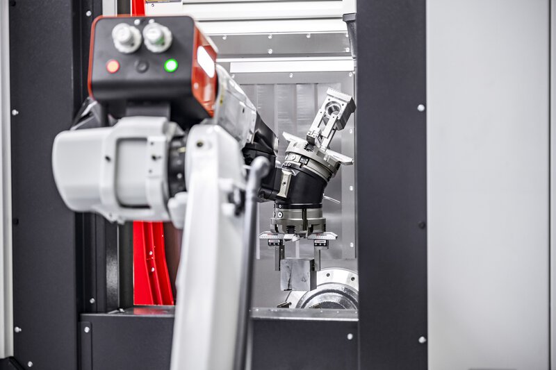 Werkstückautomation RoboJob Mill-Assist + HEDELIUS CNC-Bearbeitungzentrums ACURA 50 EL - Roboterarm mit Werkstückgreifer in Maschinenraum