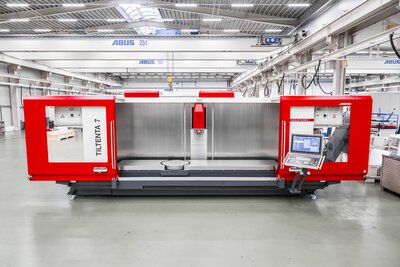 Arbeitsraum des 5-Achs-CNC-Bearbeitungszentrums TILTENTA 7-3600 NEO mit Edelstahl-Lamellen im Innenraum der Maschine