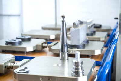 Die Kunden der Firma Fraune kommen aus anspruchsvollen Branchen. Mit der abgebildeten Palette können die Bediener die Maschine vollautomatisiert im Palettenbetrieb kinematisch neu kalibrieren, um eine gleichbleibend hohe Präzision zu gewährleisten.