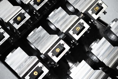 Werkstückautomation Lang RoboTrex - Schraubstöcke mit eingespannten Werkstücken