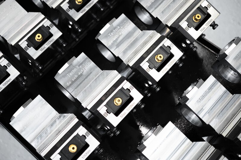 Werkstückautomation Lang RoboTrex - Schraubstöcke mit eingespannten Werkstücken
