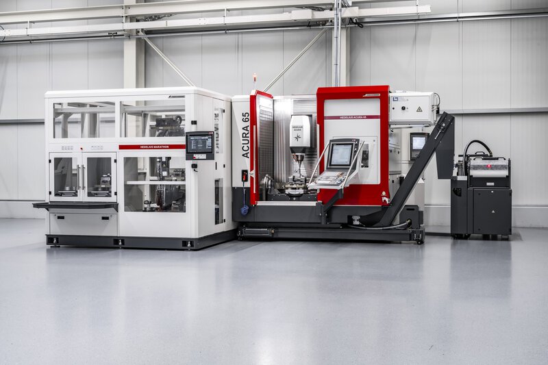 Roboterzelle RZ 430 angeschlossen an das 5-Achs-Bearbeitungszentrum ACURA zur Palettenautomation als effiziente Automationslösung.