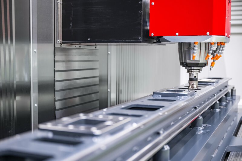 Arbeitsraum des 5-Achs-CNC-Bearbeitungszentrums TILTENTA 7-3600 NEO mit Schwenkspindel und Werkzeug bei der Bearbeitung eines Werkstücks