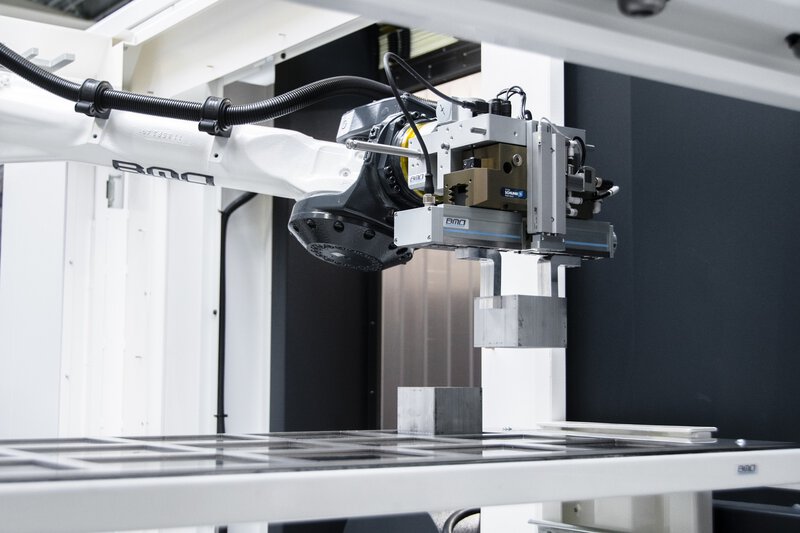 BMO Automation: Werkstückautomation BMO Platinum - Roboterarm mit Werkstück