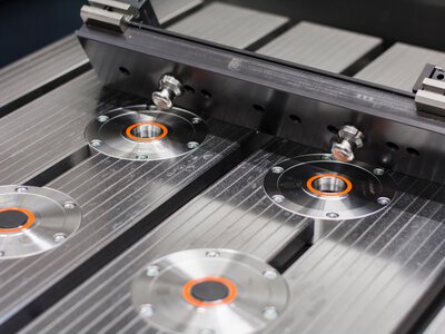Ergänzung für 5-Achs-Bearbeitungszentren. Das Nullpunktspannsystem ist mit standardisierter Schnittstelle versehen zur schnellen Zentrierung und Ausrichtung. Das GARANT ZeroClamp oder SCHUNK NSE erleichtern das Rüsten der Maschine stark.