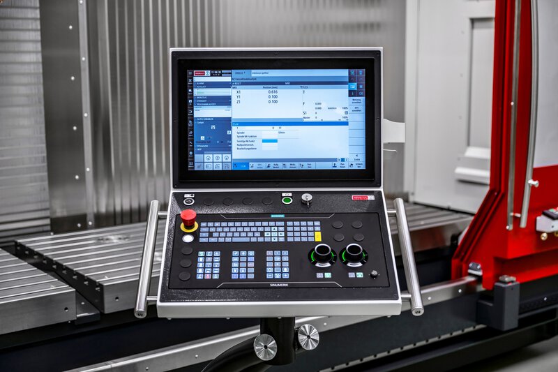 Controllo Siemens Sinumerik One per lavorazioni CNC precise in moderne strutture di ingegneria meccanica