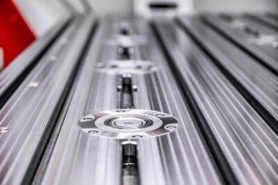 Tecnica di serraggio punto zero nel centro CNC con sistemi come GARANT ZeroClamp o SCHUNK NSE per ridurre i tempi accessori