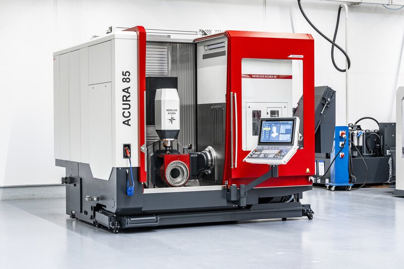 5-Achs-Bearbeitungszentrum mit CNC-Maschinensteuerung für effiziente und präzise Bearbeitung. Spindel in Arbeitsstellung zur Bearbeitung eines Werkstückes auf dem Dreh-Schwenktisch.