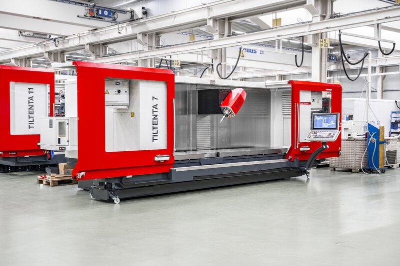 Arbeitsraum des 5-Achs-CNC-Bearbeitungszentrums TILTENTA 7-3600 NEO mit geschwenkter Schwenkspindel während der Bearbeitung im Maschinenraum