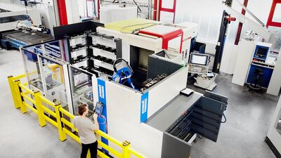 5 Achs Bearbeitungszentrum ACURA 65 EL mit Roboterautomation PROMOT Promro mit 5 Schubladen und Regalsystem