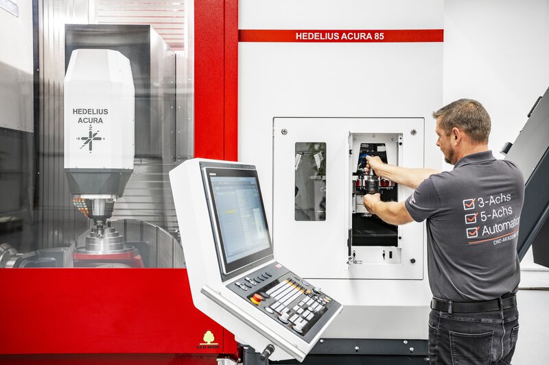 Das HEDELIUS 5-Achs-Bearbeitungszentrum ACURA 85 bietet ein ergonomisches Bedienerkonzept. Dies basiert auf der Ausstattung mit einer leichtlaufenden Arbeitsraumtür und großer Sichtscheibe.