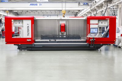 5-Achs-CNC-Bearbeitungszentrum TILTENTA 7-3600 NEO mit Schwenkspindel während der Bearbeitung eines Werkstücks