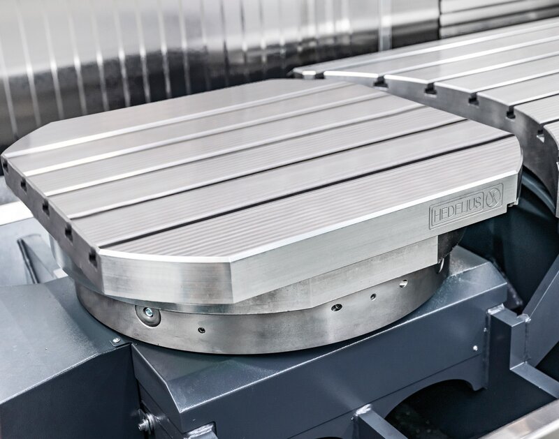 MARATHON LR810 automatisiert die Bearbeitung großer Bauteile mit bis zu 10 Palettenplätzen und 1.650 kg Werkstückgewicht – flexibel und produktiv.