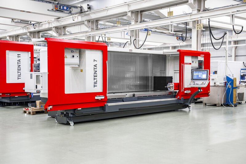 Zone de travail du centre dusinage CNC 5 axes TILTENTA 7-3600 NEO avec broche orientee pendant lusinage dans l espace machine