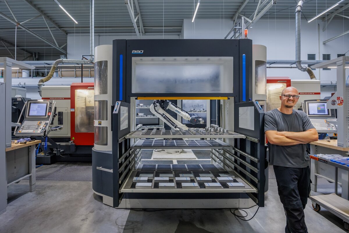 Anwender an der BMO Titanium 180 die eine ACURA 50 und eine ACURA 65 zur automatisierten Twinner Lösung verkettet