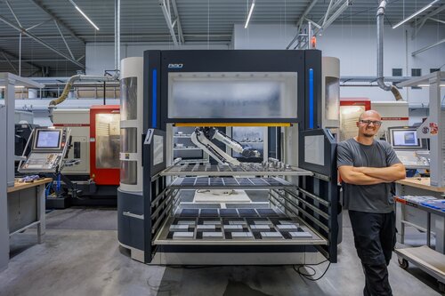 Anwender an der BMO Titanium 180 die eine ACURA 50 und eine ACURA 65 zur automatisierten Twinner Lösung verkettet