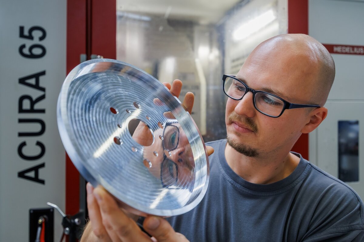Anwender präsentiert ein anspruchsvolles CNC Fräsbauteil von Steingross mit hoher Maßhaltigkeit und Oberflächengüte