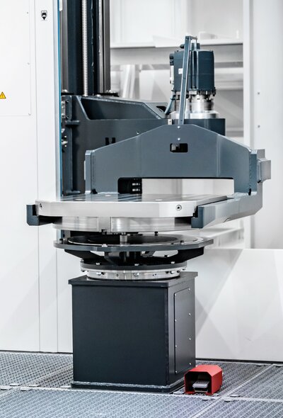 MARATHON LR810 automatisiert die Bearbeitung großer Bauteile mit bis zu 10 Palettenplätzen und 1.650 kg Werkstückgewicht – flexibel und produktiv.