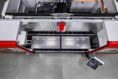 Area di lavoro del centro di lavorazione CNC FORTE 9-3600 di HEDELIUS per lavorazioni precise e processi produttivi flessibili