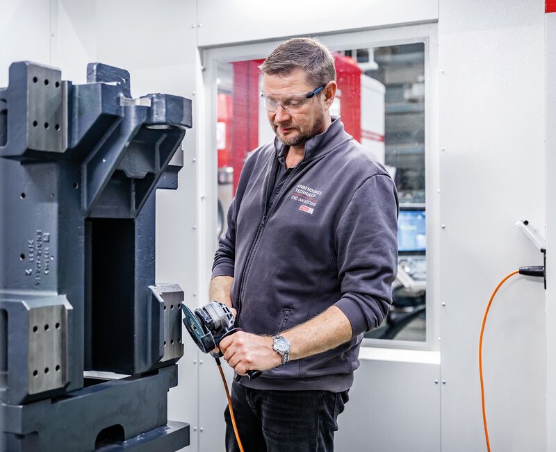 MARATHON LR810 automatisiert die Bearbeitung großer Bauteile mit bis zu 10 Palettenplätzen und 1.650 kg Werkstückgewicht – flexibel und produktiv.