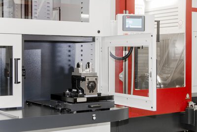 Palettenautomation indunorm Indumatik Light 120 - 5-Achs-Bearbeitungszentrum HEDELIUS ACURA 65 EL - Rüststation mit Palette