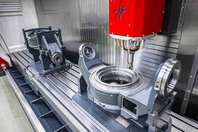 5-Achs-CNC-Bearbeitungszentrum TILTENTA 7-3600 NEO mit Schwenkspindel während der Bearbeitung eines Werkstücks