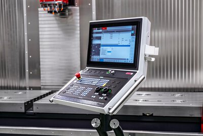 Controllo Siemens Sinumerik One per lavorazioni CNC precise in moderne strutture di ingegneria meccanica