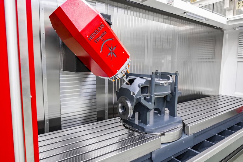 Pracovni prostor 5osoveho CNC obrabeciho centra TILTENTA 7-3600 NEO s obrobkem na NC otocnem stole a vykyvnym vretenem pri obrabeni