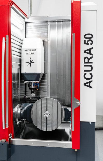 Arbeitsraum des 5-Achs-Bearbeitungszentrums ACURA 50 in Arbeitsstellung. Dreh-Schwenktisch mit Laserkontrollsystem zur Werkzeugvermessung und -brucherkennung.