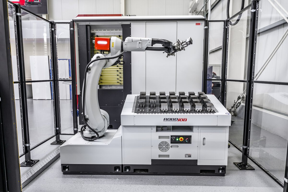 Werkstückautomation RoboJob Mill-Assist  + HEDELIUS ACURA 50 EL Bearbeitungszentrum - Aufnahme von Werkstücken mit Roboter und Greifarm