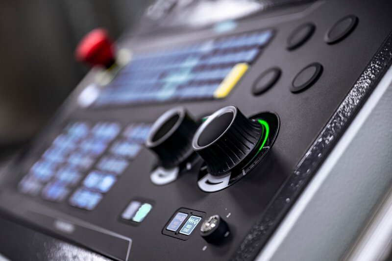 Controllo Siemens Sinumerik One per lavorazioni CNC precise in moderne strutture di ingegneria meccanica