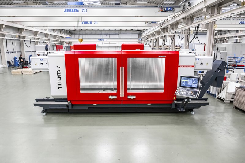 Arbeitsraum des 5-Achs-CNC-Bearbeitungszentrums TILTENTA 7-3600 NEO mit Edelstahl-Lamellen im Innenraum der Maschine
