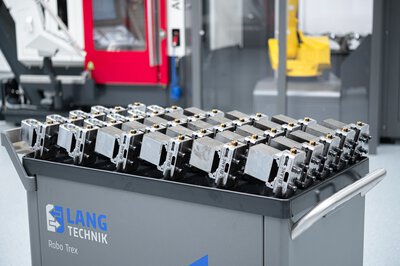 Werkstückautomation Lang RoboTrex - Werkstückwagen mit Schraubstöcken und eingespannten Werkstücken