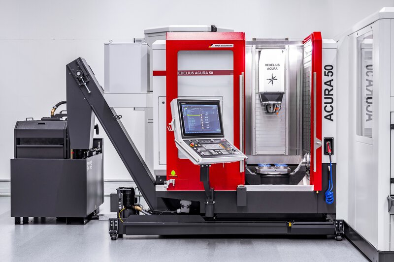 5-Achs-Bearbeitungszentrum ACURA mit CNC-Maschinensteuerung und Standby Magazin für mehr Werkzeugkapazität.