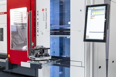 EROWA ERC 80 Multipalettenspeicher Automationslösungen für HEDELIUS CNC-Bearbeitungszentren ACURA 50 EL mit ausgezogener Rüststation