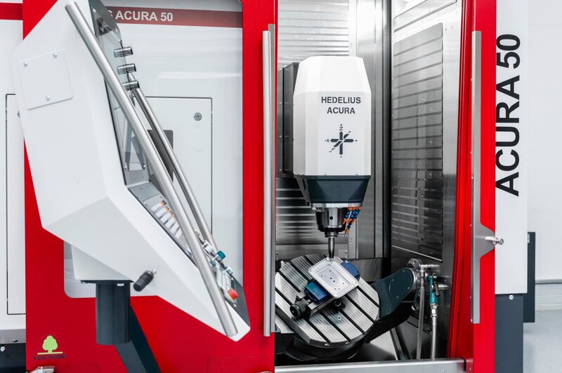 Feinbearbeitung auf dem 5-Achs-Bearbeitungszentrum ACURA 50. Werkstück eingespannt auf dem Dreh-Schwenktisch für Präzision bei der CNC Bearbeitung.