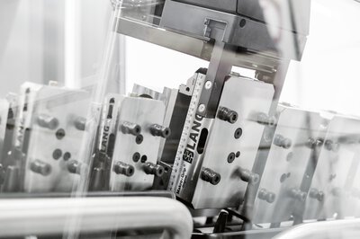 Werkstückautomation Lang RoboTrex - Aufnahme von Schraubstöcken