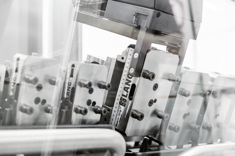 Werkstückautomation Lang RoboTrex - Aufnahme von Schraubstöcken